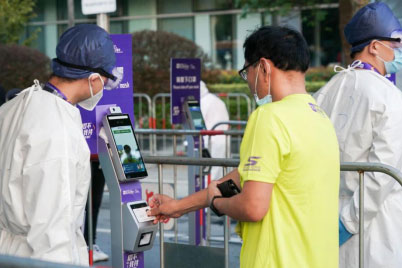Termómetro infrarrojo con reconocimiento facial utilizado en la 'Carrera Elite de 10 km de Shanghái' 60406f37e8ba1.jpg